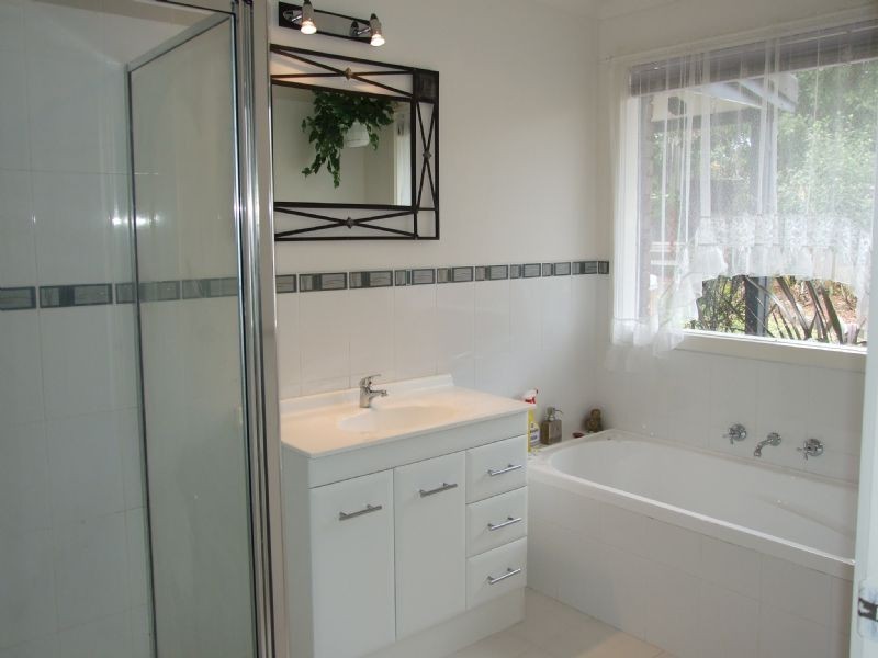 15 Randall Crescent, Moe VIC 3825