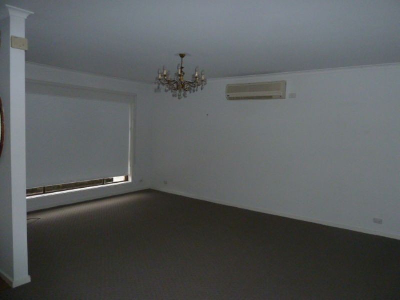 7 Leonis Court, Moe VIC 3825