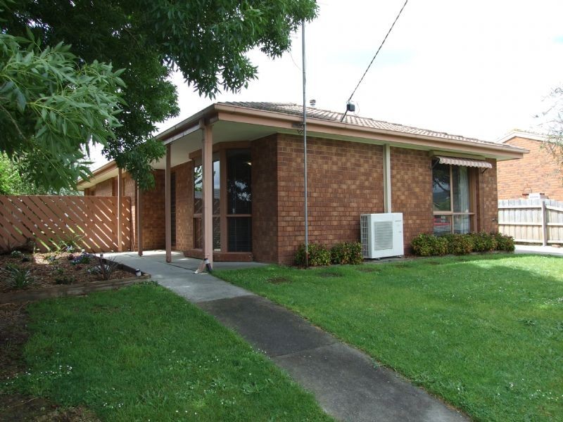 17 Randall Crescent, Moe VIC 3825