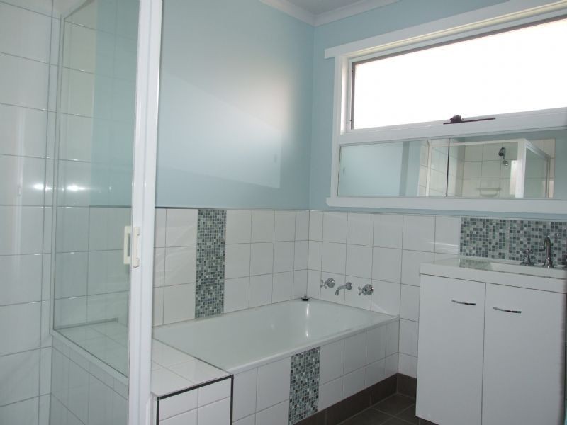 17 Randall Crescent, Moe VIC 3825