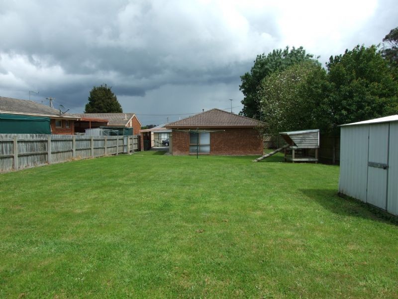 17 Randall Crescent, Moe VIC 3825