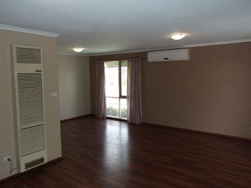 17 Randall Crescent, Moe VIC 3825