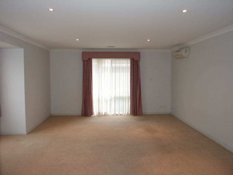 4/25 Ollerton Avenue, Newborough VIC 3825