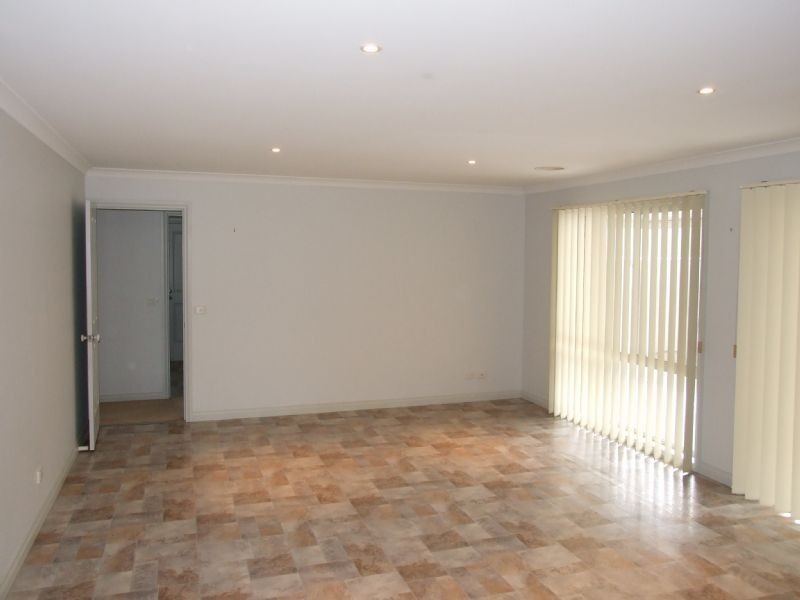 4/25 Ollerton Avenue, Newborough VIC 3825