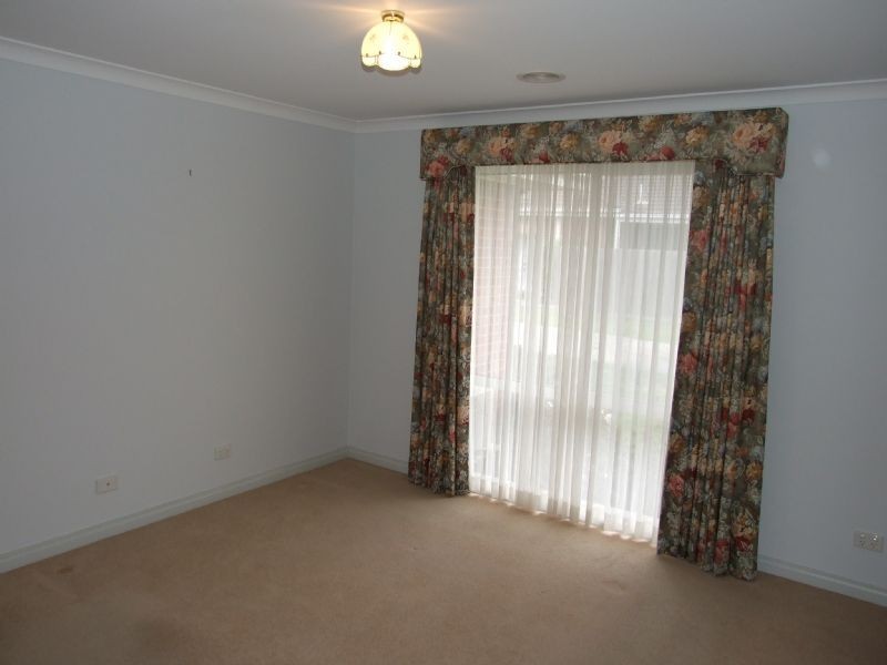 4/25 Ollerton Avenue, Newborough VIC 3825