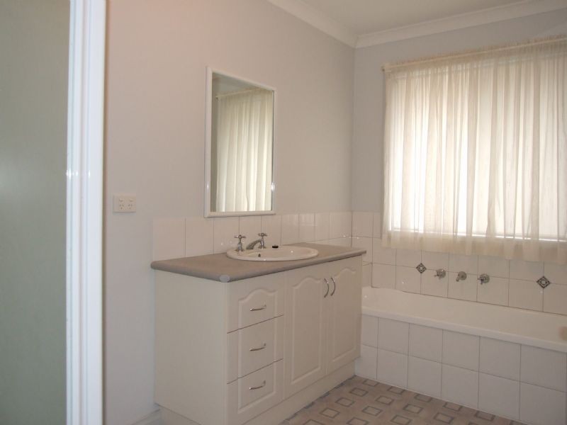 4/25 Ollerton Avenue, Newborough VIC 3825