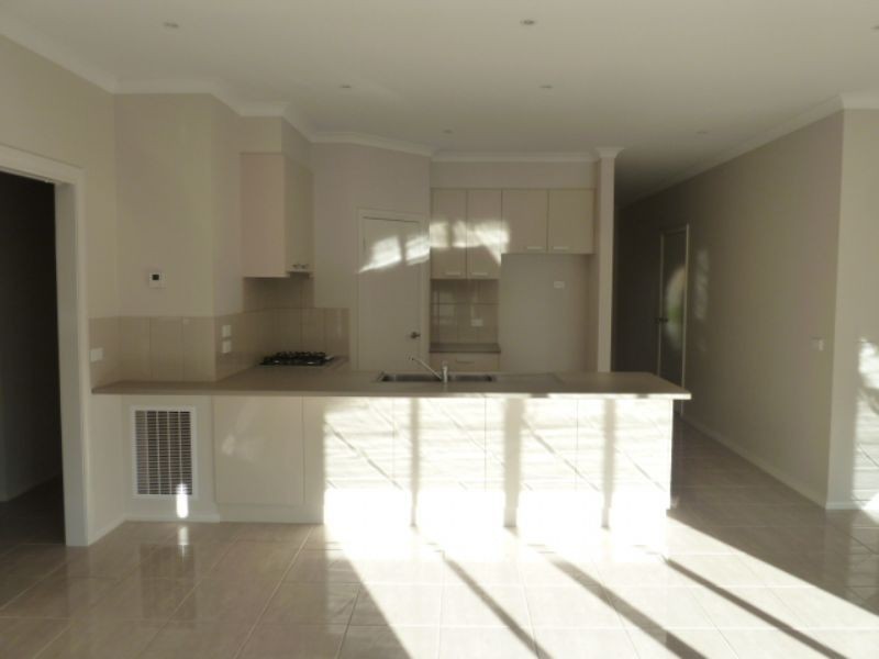 2/27 Sweetwater Place, Moe VIC 3825