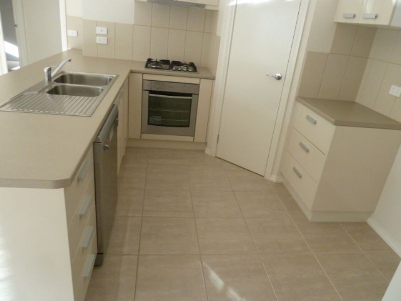2/27 Sweetwater Place, Moe VIC 3825