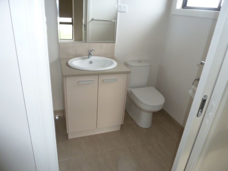 2/27 Sweetwater Place, Moe VIC 3825