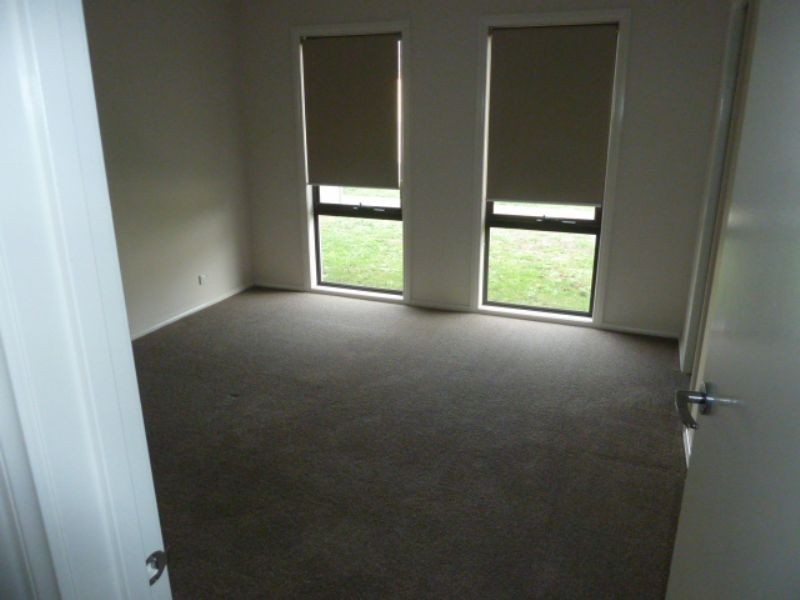 2/27 Sweetwater Place, Moe VIC 3825