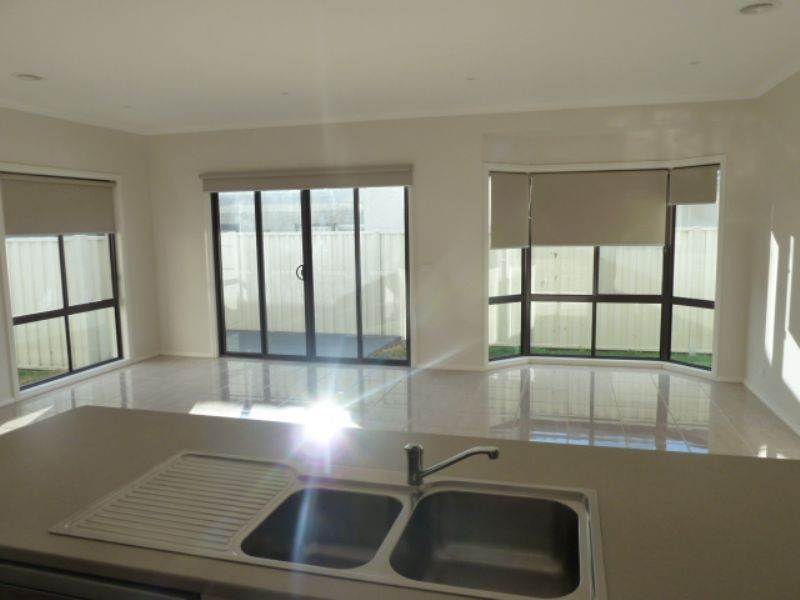 2/27 Sweetwater Place, Moe VIC 3825