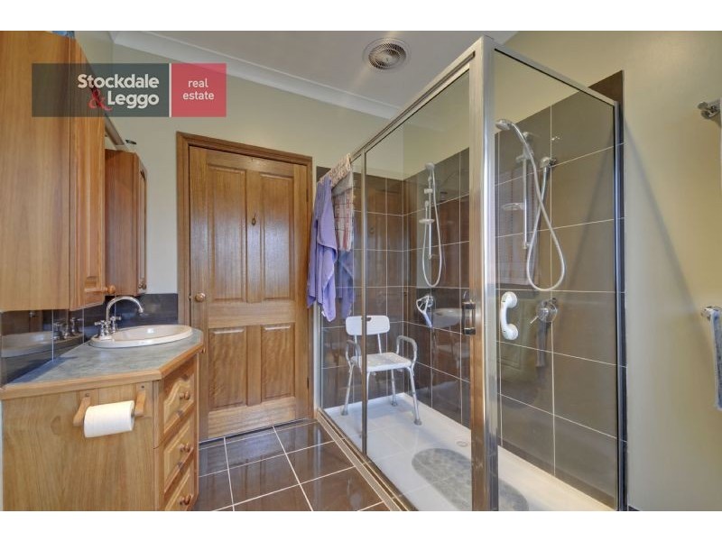 25 Donelan Drive, Hernes Oak VIC 3825