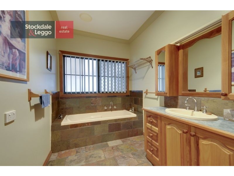 25 Donelan Drive, Hernes Oak VIC 3825