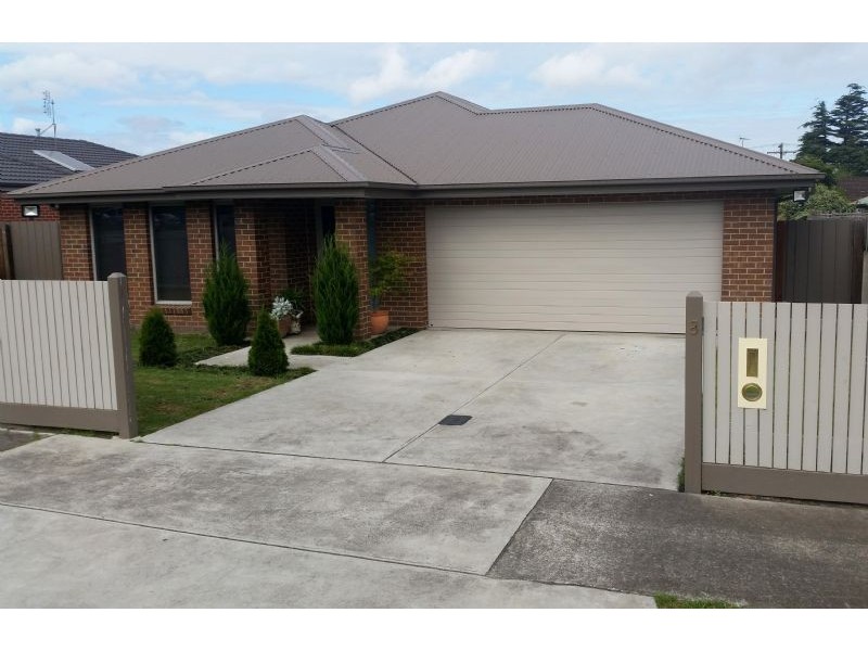 8 Parer Avenue, Moe VIC 3825