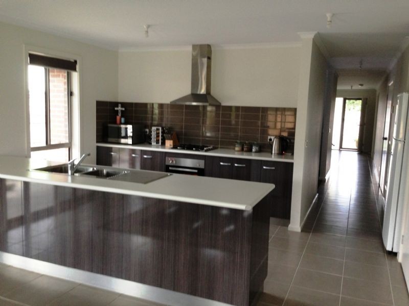 8 Parer Avenue, Moe VIC 3825