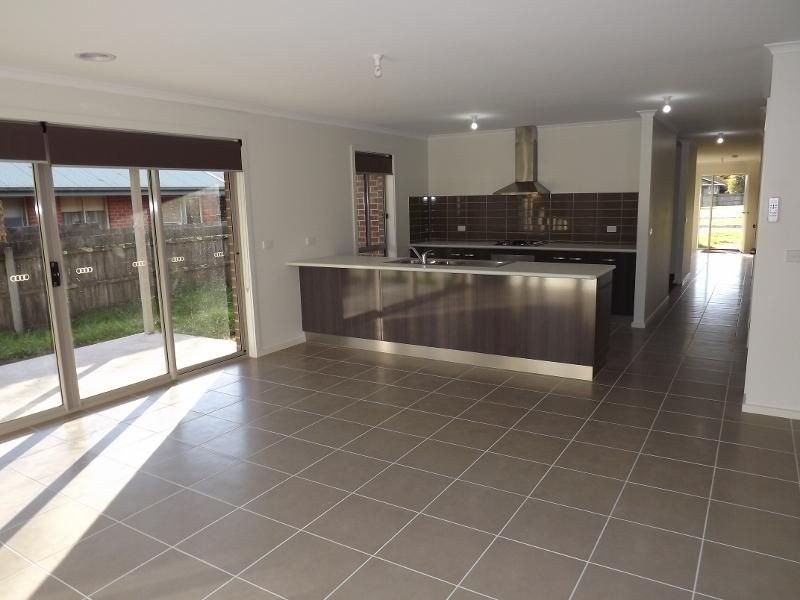 8 Parer Avenue, Moe VIC 3825