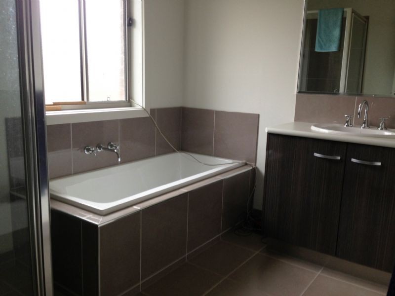 8 Parer Avenue, Moe VIC 3825