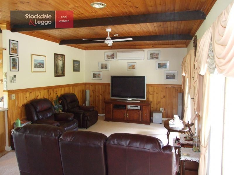 2 Outlook Way, Hernes Oak VIC 3825