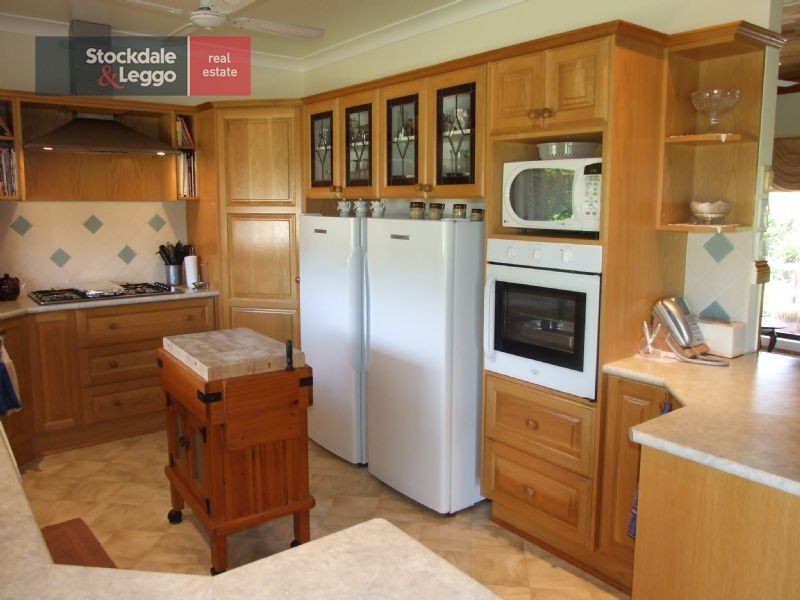 2 Outlook Way, Hernes Oak VIC 3825