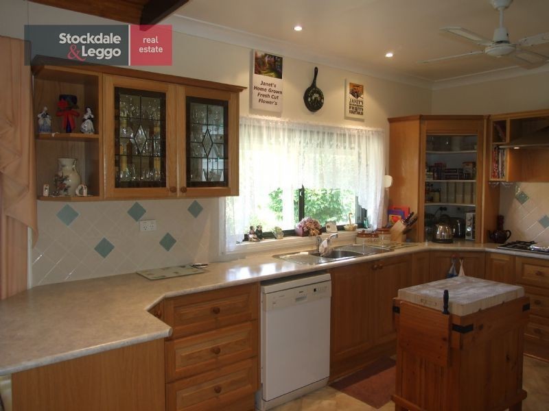 2 Outlook Way, Hernes Oak VIC 3825