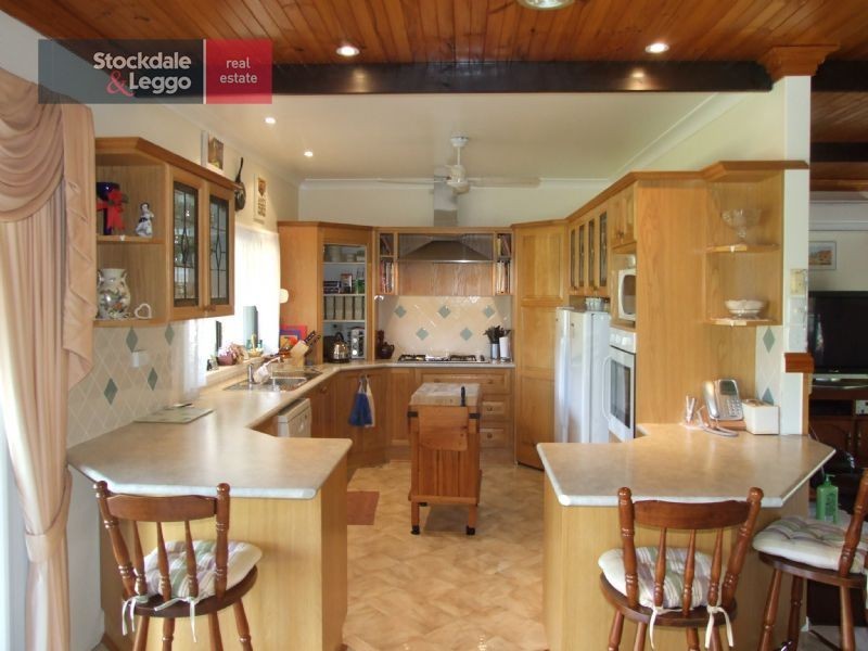 2 Outlook Way, Hernes Oak VIC 3825