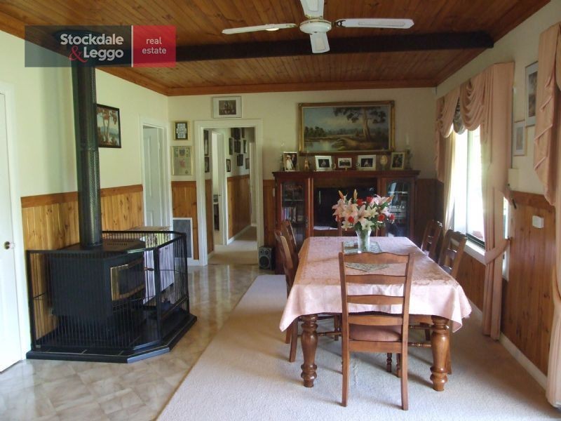 2 Outlook Way, Hernes Oak VIC 3825