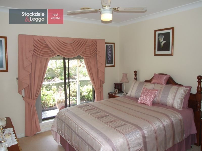 2 Outlook Way, Hernes Oak VIC 3825