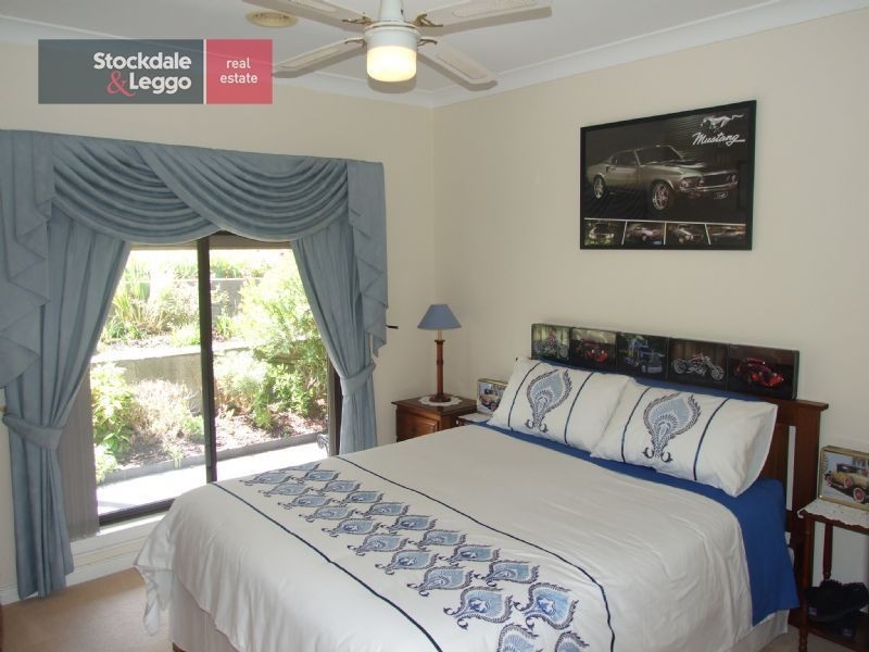 2 Outlook Way, Hernes Oak VIC 3825