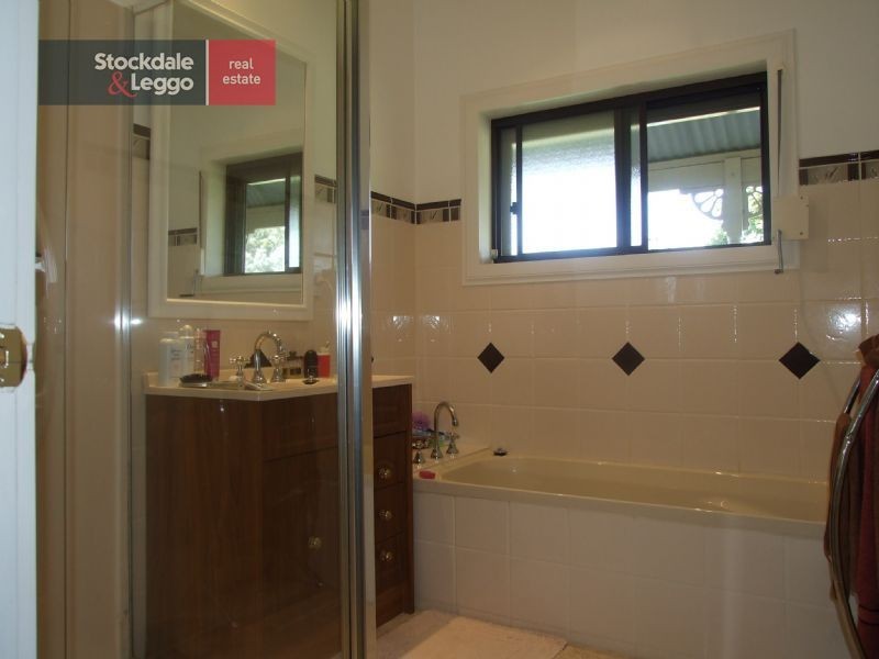 2 Outlook Way, Hernes Oak VIC 3825