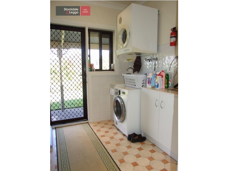 2 Outlook Way, Hernes Oak VIC 3825