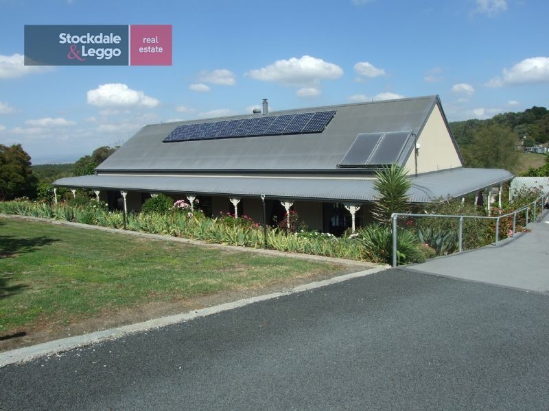 2 Outlook Way, Hernes Oak VIC 3825