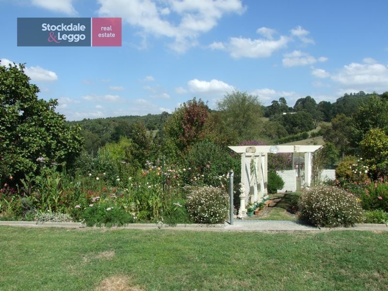 2 Outlook Way, Hernes Oak VIC 3825