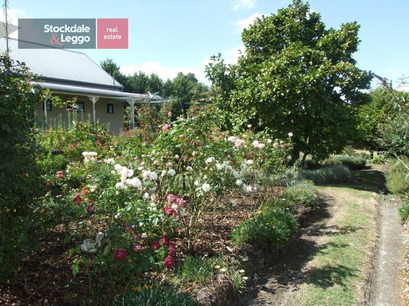 2 Outlook Way, Hernes Oak VIC 3825