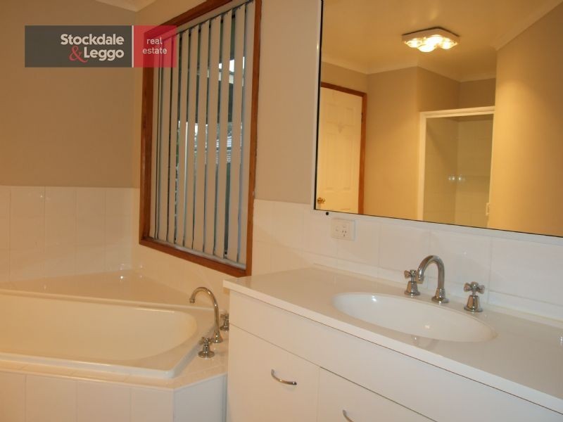 2 Fern Close, Newborough VIC 3825