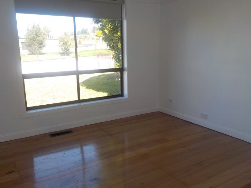 8 Worth Crescent, Moe VIC 3825