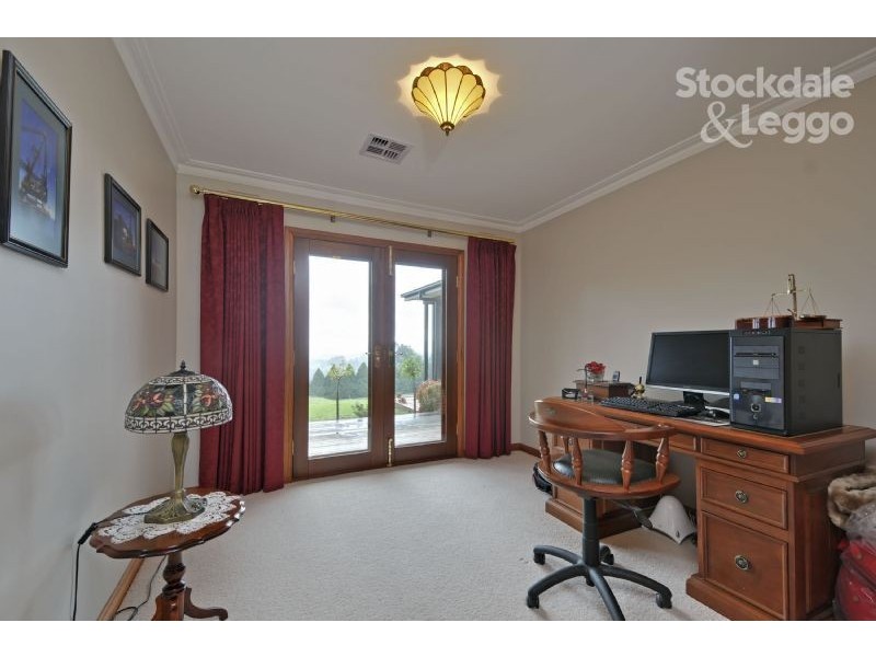 190 Pearces Track, Hernes Oak VIC 3825