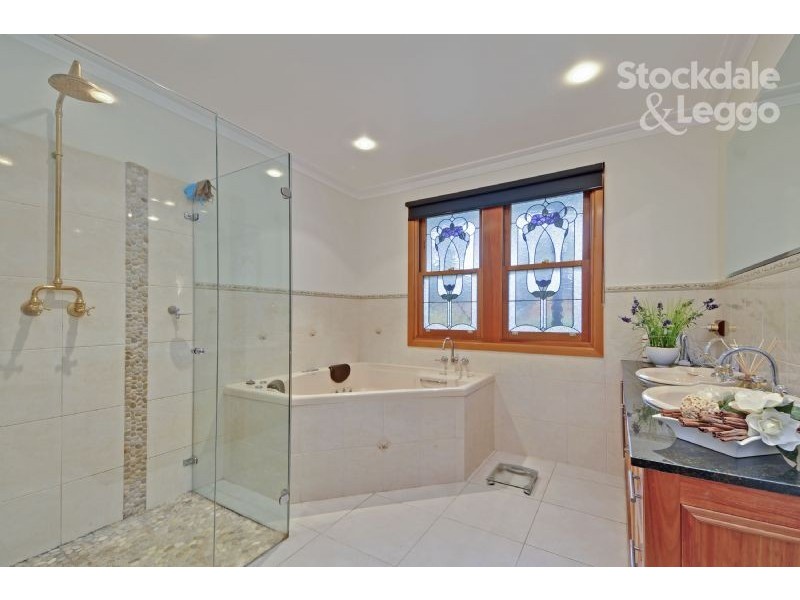 190 Pearces Track, Hernes Oak VIC 3825
