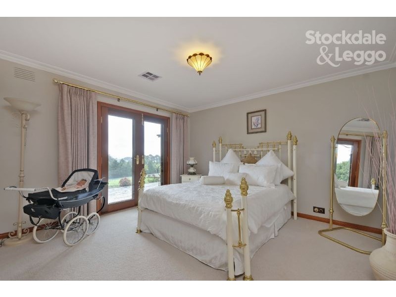 190 Pearces Track, Hernes Oak VIC 3825