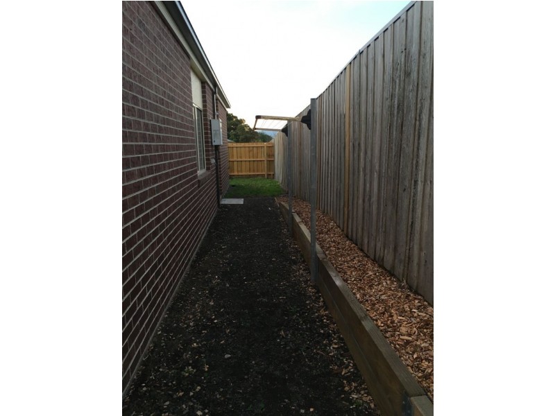 2/27 Victoria Street, Moe VIC 3825