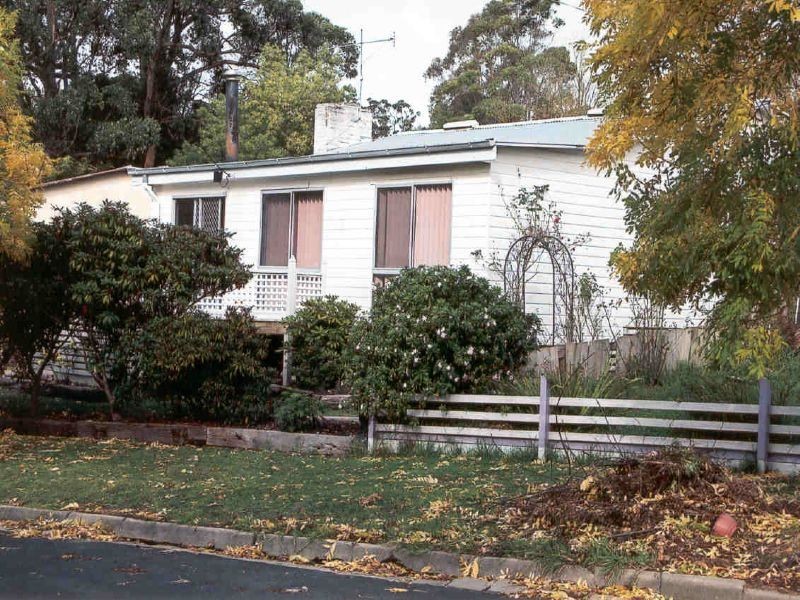 30 Inglis Avenue, Mirboo North VIC 3871