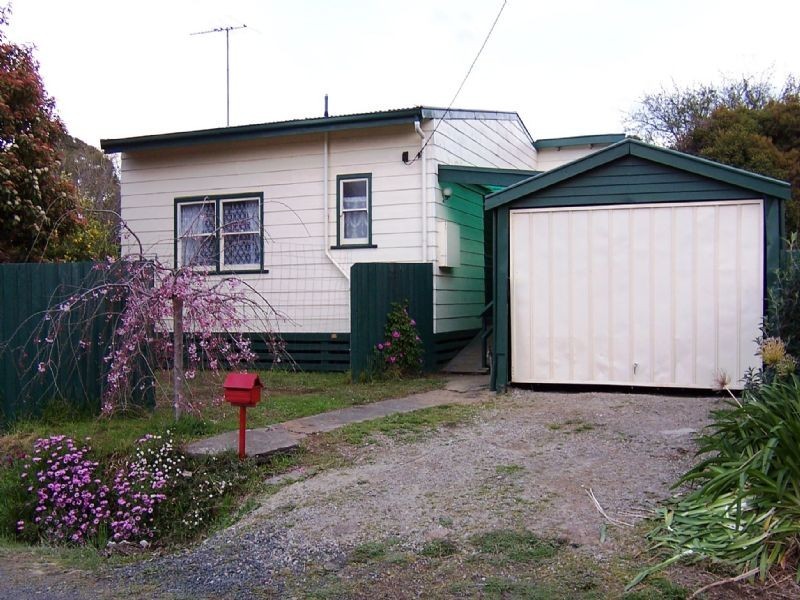 16 Bourke Street, Mirboo North VIC 3871