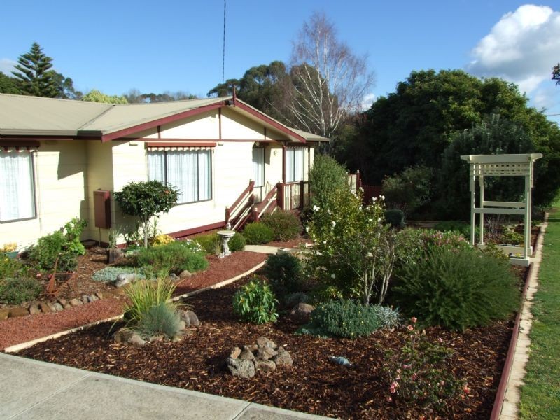 2 Scarlett Street, Mirboo North VIC 3871