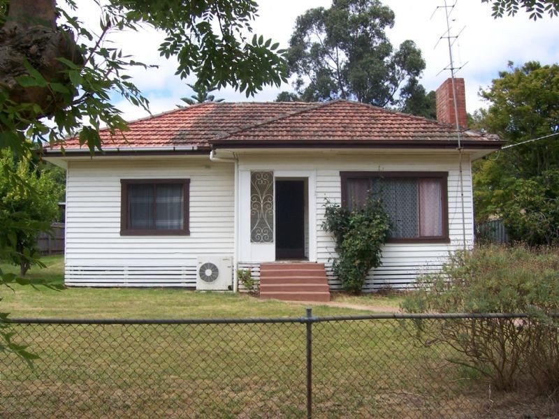 8 Inglis Avenue, Mirboo North VIC 3871