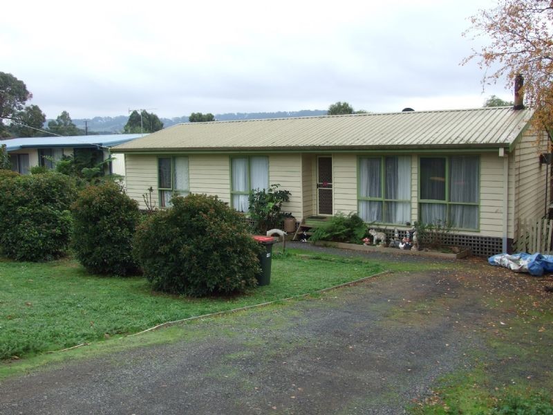 17 Bourke Street, Mirboo North VIC 3871