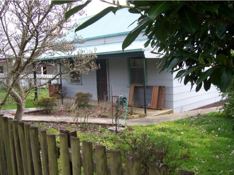 35 Couper Street, Mirboo North VIC 3871