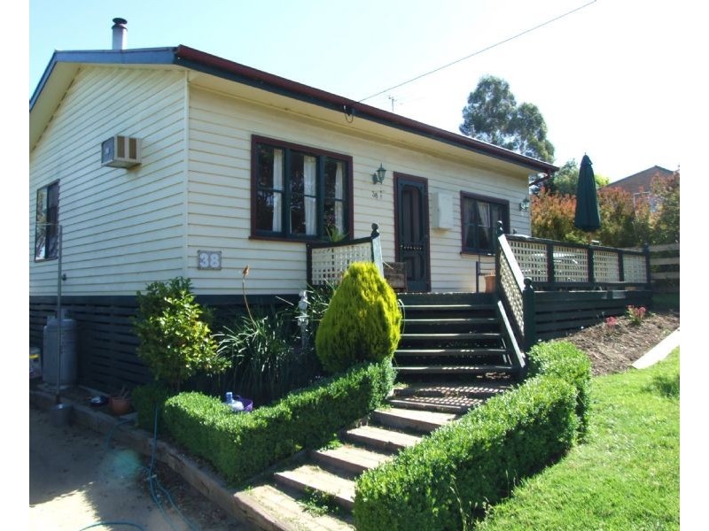 38 Giles Street, Mirboo North VIC 3871