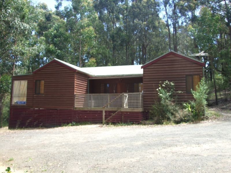 11 Wells Road, Mirboo North VIC 3871