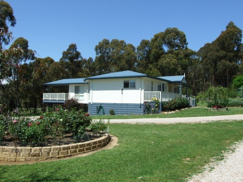 8 Grey Road, Mirboo North VIC 3871