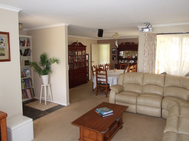 27 Peacock Street, Mirboo North VIC 3871