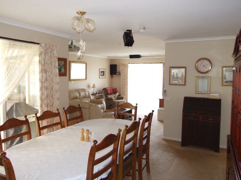 27 Peacock Street, Mirboo North VIC 3871